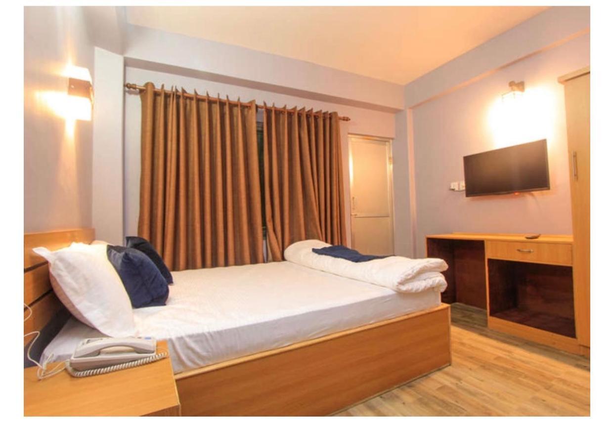 Paila Hostel Lakeside Pokhara Bagian luar foto